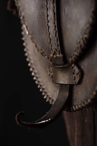 Vista de cerca de la bolsa de cuero marrón escocés medieval aislada en negro — Stock Photo