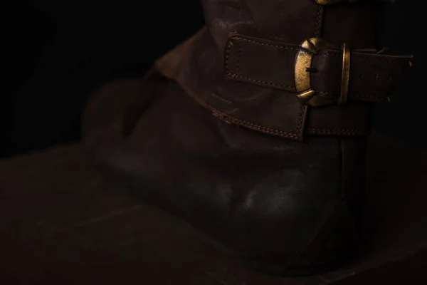 Vista de perto dos sapatos medievais de couro marrom escocês com fivela — Fotografia de Stock