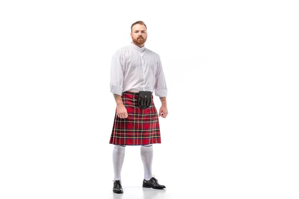 Escocês ruiva barbudo homem no vermelho tartan kilt no branco fundo — Fotografia de Stock