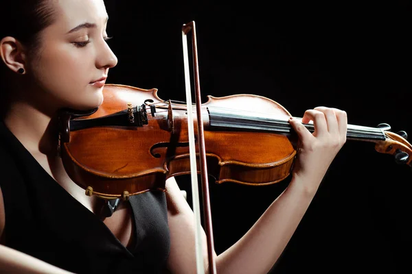 Attraktive Musikerin spielt Symphonie auf Geige isoliert auf Schwarz — Stockfoto