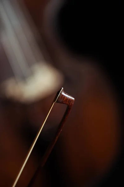 Nahaufnahme von Kontrabass und Bogen, selektiver Fokus — Stockfoto