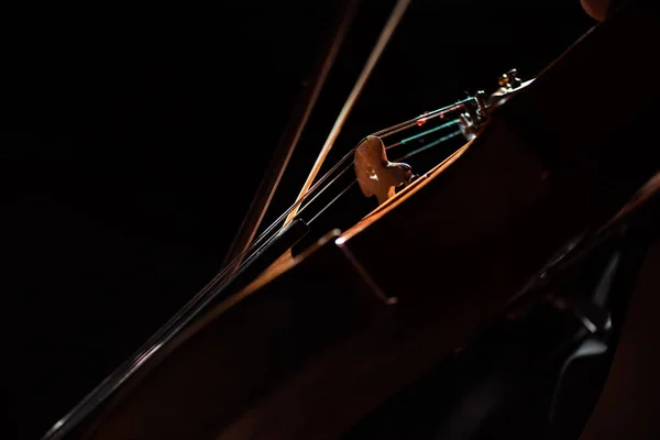 Частичный взгляд музыканта, играющего симфонию на скрипке, изолированной на черном — стоковое фото