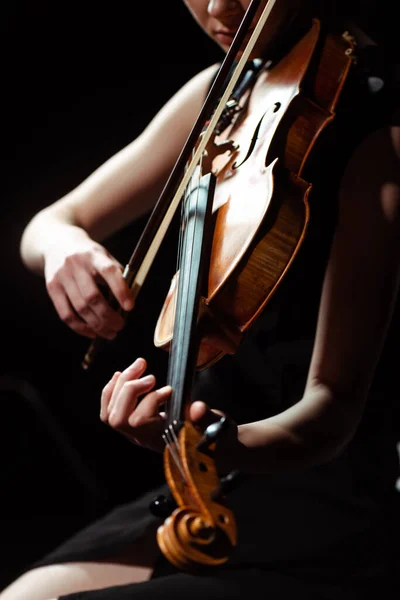 Visão parcial do músico tocando sinfonia no violino isolado no preto — Fotografia de Stock