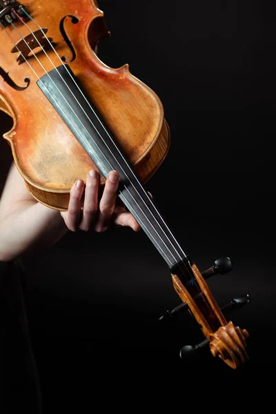 Vue recadrée d'une musicienne jouant de la symphonie sur violon isolé sur noir — Photo de stock