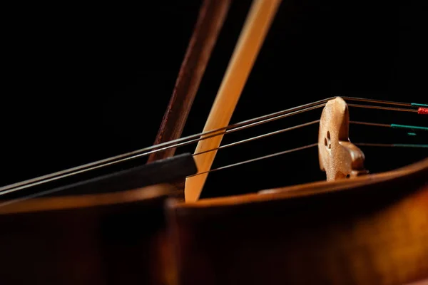 Primer plano de violín y arco aislado sobre negro - foto de stock