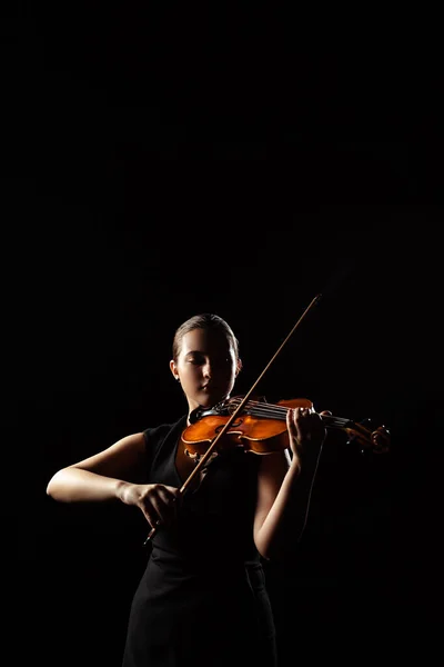 Schöne professionelle Musikerin spielt Symphonie auf Musikinstrument isoliert auf schwarz — Stockfoto