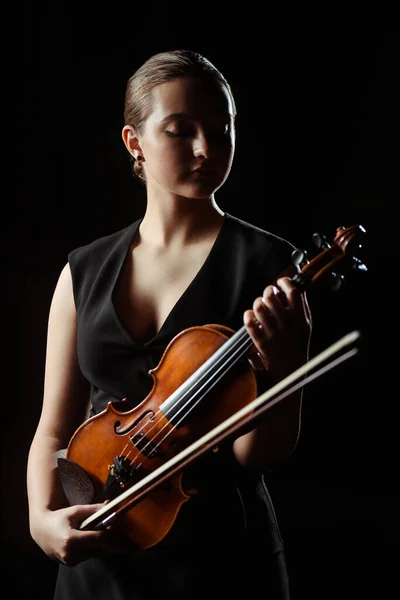 Beau musicien professionnel tenant violon isolé sur noir — Photo de stock