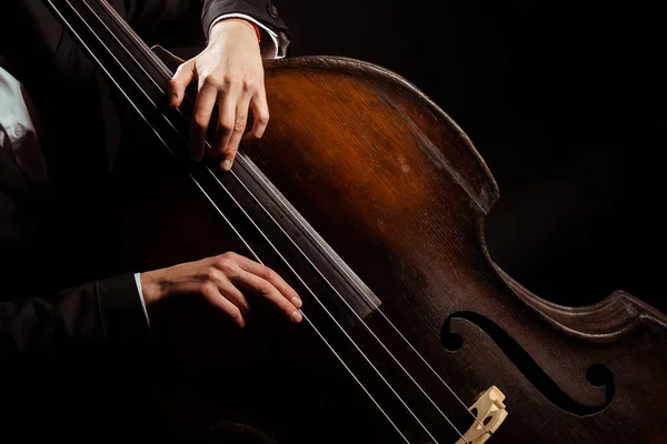 Ausgeschnittene Ansicht eines Musikers, der auf Kontrabass isoliert auf Schwarz spielt — Stockfoto