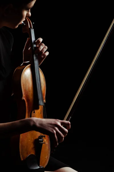 Attraente musicista che suona sinfonia sul violino isolato sul nero — Foto stock