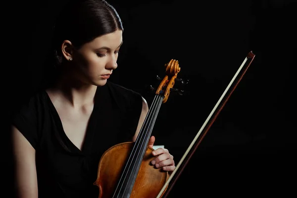 Bela músico feminino segurando violino isolado em preto — Fotografia de Stock