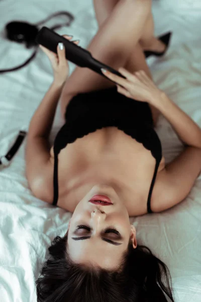 Sexy belle femme couché avec fessée pagaie dans le lit — Photo de stock