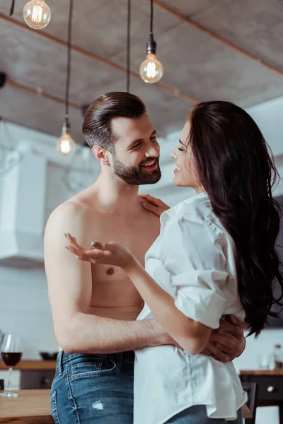 Щаслива жінка з сексуальним сорочкою хлопця на кухні — стокове фото