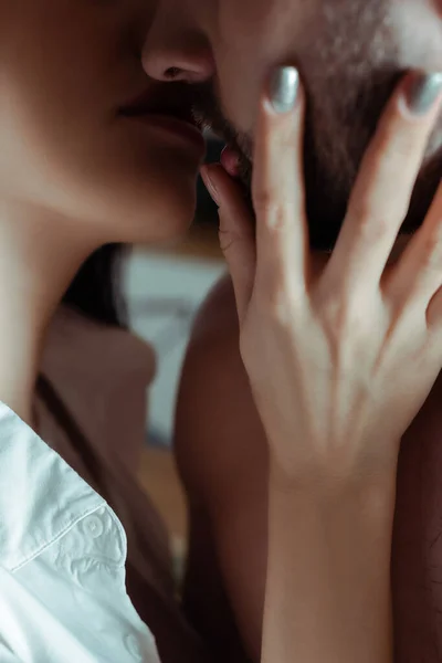 Закрытый вид на сексуальную молодую целующуюся пару — стоковое фото