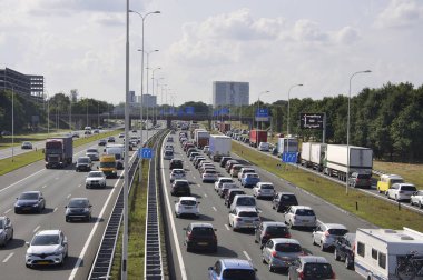 Utrecht 'te-trafikte-serbest-yol-üzerindeki-arabalar