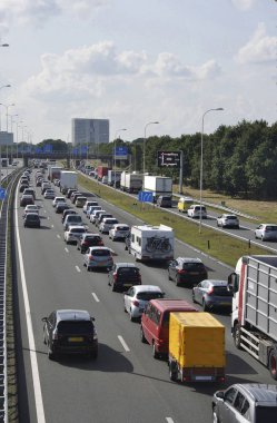 Trafiği tıkayan araçlar serbest yolda sıkışıyor.