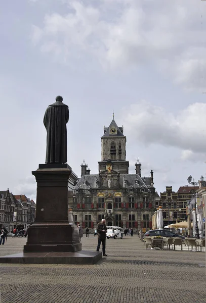 Statue von hogo grotius auf dem Marktplatz in delft — Stockfoto