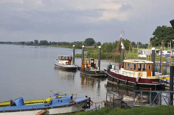 Río Lek y barcos en Güeldres Fotos De Stock