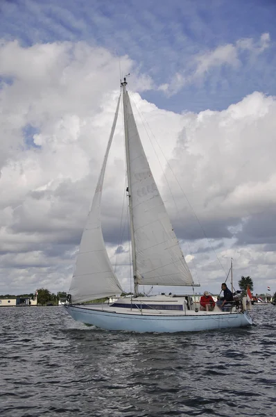 Segelbåt på Kager sjöarna — Stockfoto