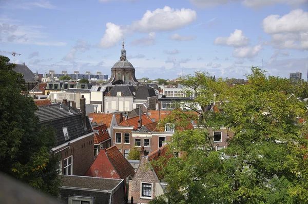 Stadtansicht von Leiden und Stutenkirche (Marekerk)) — Stockfoto