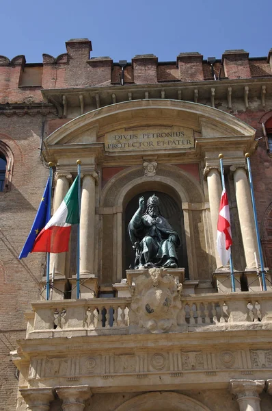 Статуя и флаги на внешней стороне — стоковое фото