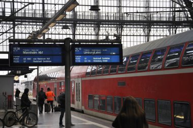 Frankfurt tren istasyonu ve ilan panosu 