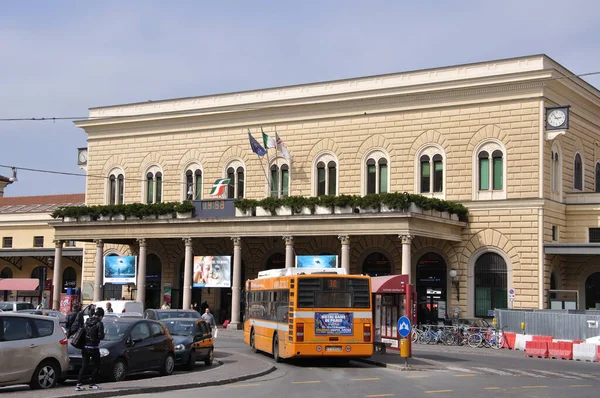 Будівля Вокзалу Площа Вокзалу Болоньї — стокове фото