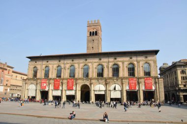 Güneşli bir günde Piazza Maggiore ve Palazzzo del Podesta.