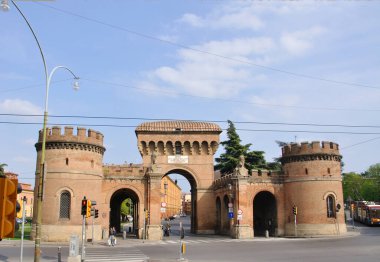 Piazza Saragozza ve Porta Saragozza, tarihi şehir kapısı.