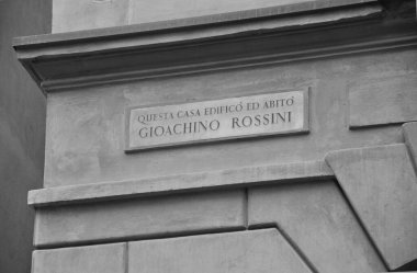 Bologna 'da Gioachino Rossini isimli isim tahtasının içinde Giachino Rossini oturuyordu.)