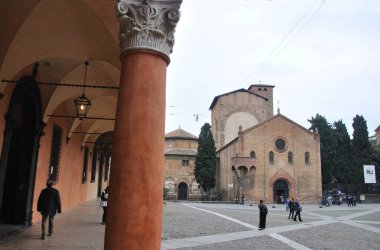Aziz Stephen Bazilikası (Santo Stephano) ve Bologna Meydanı ve Portico