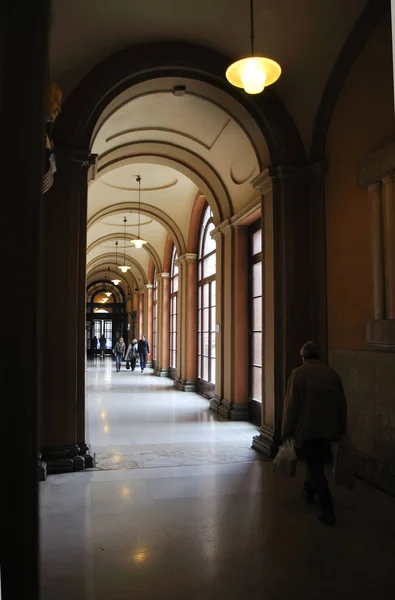 Personas Caminando Pasillo Del Edificio Del Gobierno Universidad Bolonia — Foto de Stock