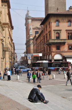 Bologna 'nın eski şehir merkezinde sokak ve binalar (Dell indipenza üzerinden).