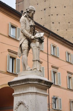 Biyolog Luigi Galvani 'nin heykeli.