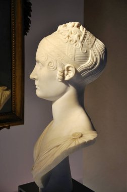 Palazzo Pepoli 'deki Elisa Napoleone Baciocchi' nin (1808-1869) beyaz mermer heykeli..