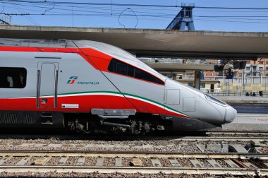 Bologna istasyonundaki tren (Treni Italia)