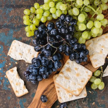 Kırmızı ve beyaz üzüm kraker ile