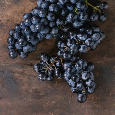 Bir sürü kırmızı üzüm.