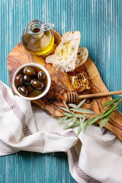 Green olives with honey — Stock Photo, Image