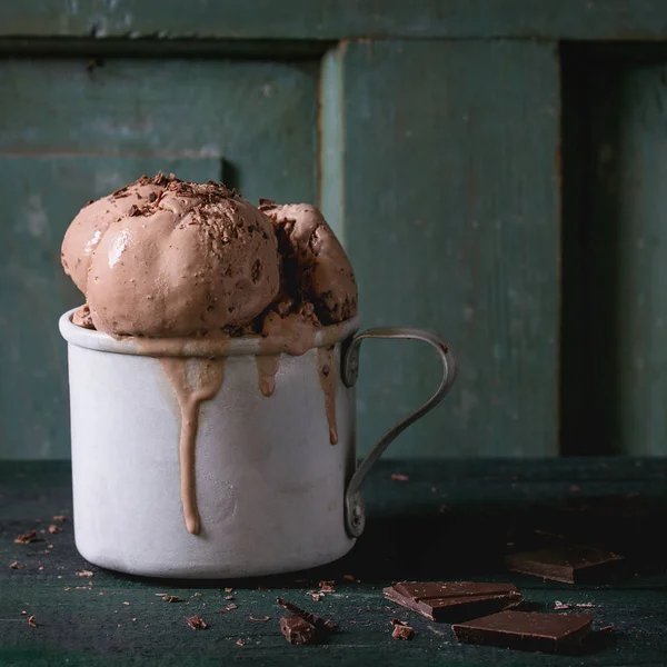초콜릿 아이스크림을 가진 찻잔 — 스톡 사진