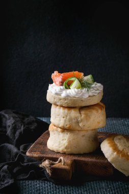Peynirli çörekler somon ile