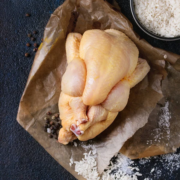 Frango cru com tempero e arroz — Fotografia de Stock