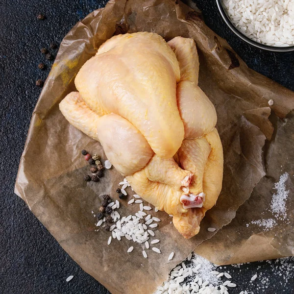 Сырая курица с приправами и рисом — стоковое фото