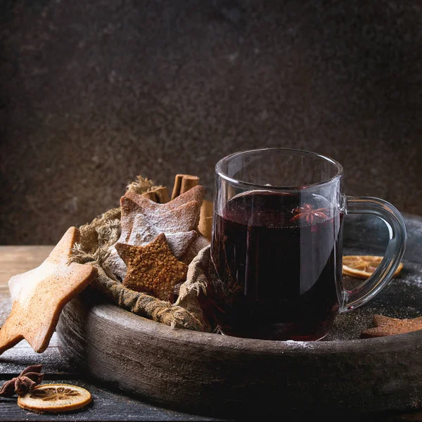 Varm röd glögg med cookies — Stockfoto