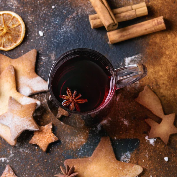 Heißer roter Glühwein mit Plätzchen — Stockfoto