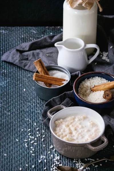 Ingredientes para hacer pudín de arroz —  Fotos de Stock