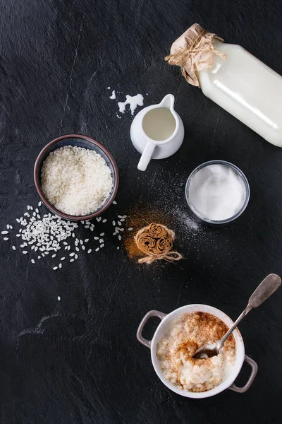 Ingredientes para fazer pudim de arroz — Fotografia de Stock