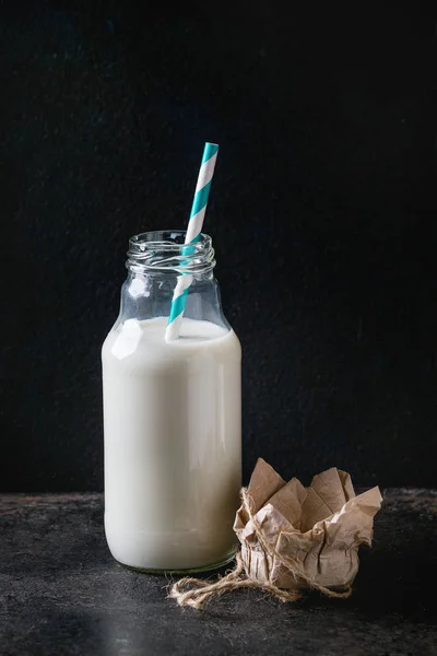 Glazen fles van melk — Stockfoto