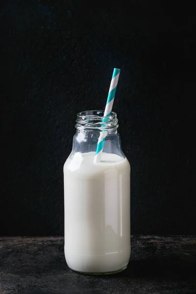 Garrafa de vidro de leite — Fotografia de Stock