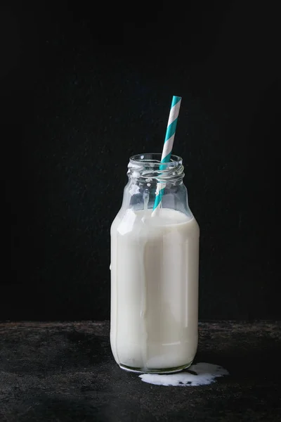 Glasflasche Milch — Stockfoto