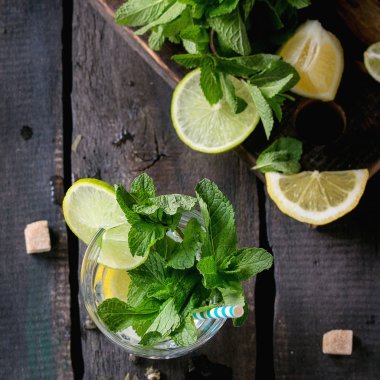 Buzlu yeşil çay için malzemeler